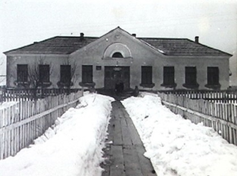 Здание школы в 1960 году