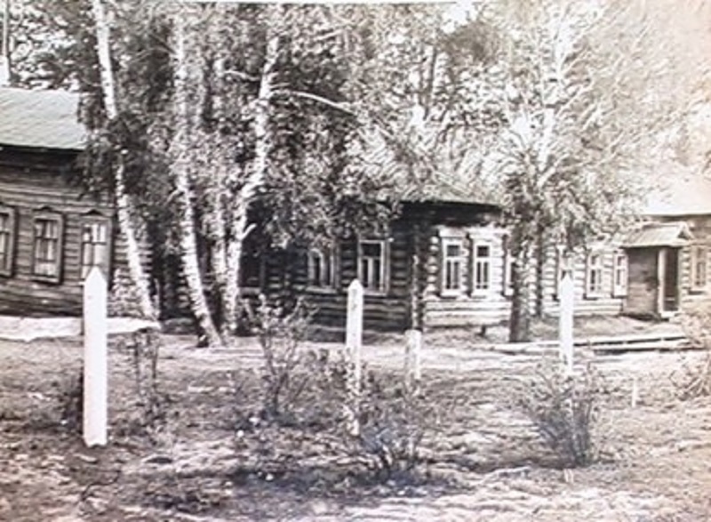 Новое здание школы в 1913 году